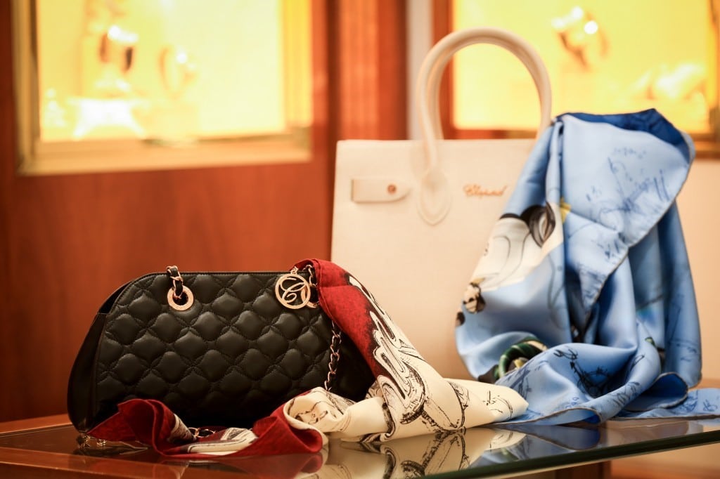 How To Match Bags & Scarves (The Right Way)