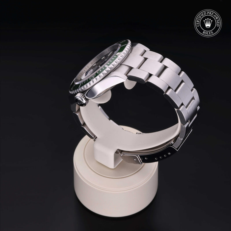 Oyster Perpetual Submariner Date - 16610LV