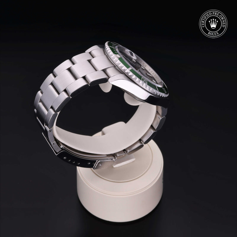 Oyster Perpetual Submariner Date - 16610LV