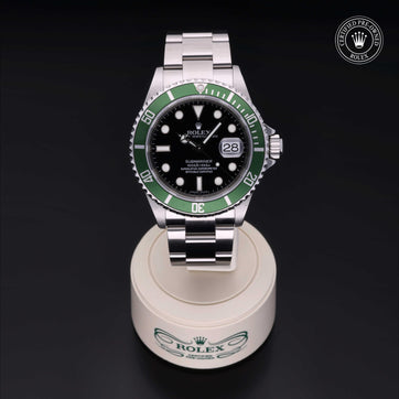 Oyster Perpetual Submariner Date - 16610LV