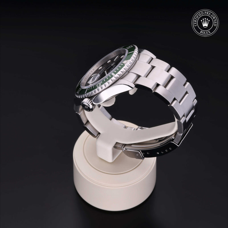 Oyster Perpetual Submariner Date - 16610LV