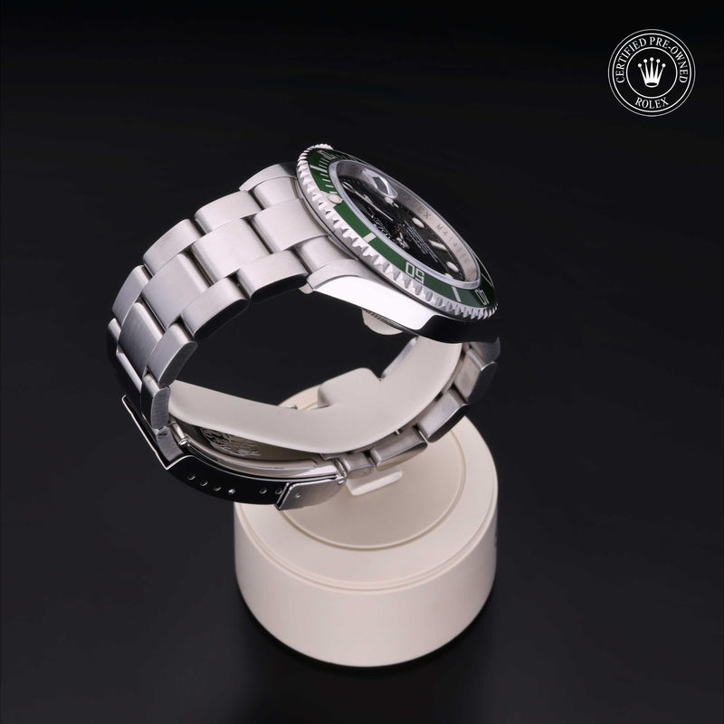 Oyster Perpetual Submariner Date - 16610LV